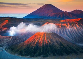Gunung Bromo: Di antara Keeksotisan Sunrise dan Merdunya Pasir Berbisik