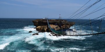 Uji Nyali! Sensasi Ekstrim Naik Kereta Gantung di Pantai Timang