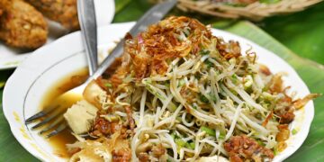 Lontong Balap: Kuliner Khas Surabaya yang Bikin Nagih