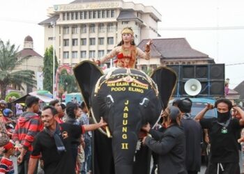 Pertunjukan Seni Gajah-gajahan di Telaga Ngebel Tambah Daya Tarik Wisata
