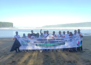 PLN Gelar Gerakan Bersih Pantai Pancer Door Pacitan untuk Jaga Kelestarian Lingkungan