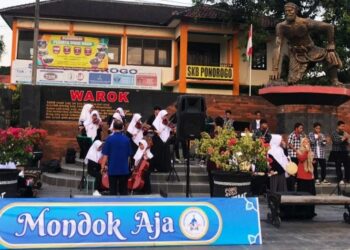 Pertunjukan Orkestra Santri Darul Falah di Jalan HOS Cokroaminoto Memukau Penonton