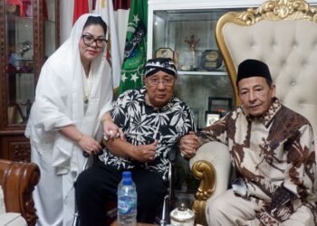Raja Kraton Surakarta Sambangi Kediaman Habib Lutfi di Pekalongan Jawa Tengah