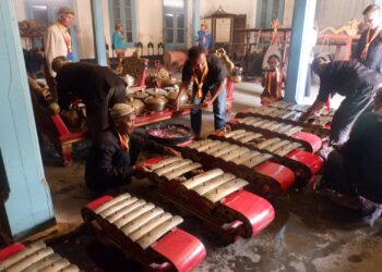 Jamasan Pusaka Gongsa Kyai Guntur Madu dan Kyai Guntur Sari.